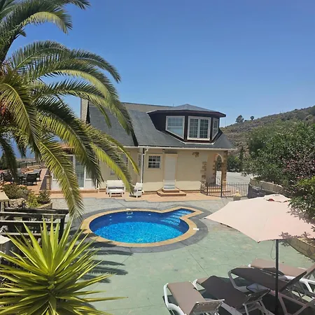 Carlitos Vistas Al Mar Y A La Montaña