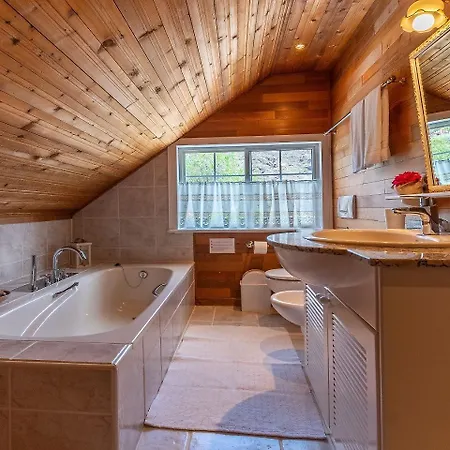 Carlitos Vistas Al Mar Y A La Montaña